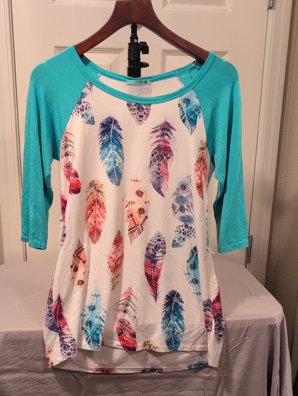 Feather-Print Raglan Long Sleeve Tee in Turquoise